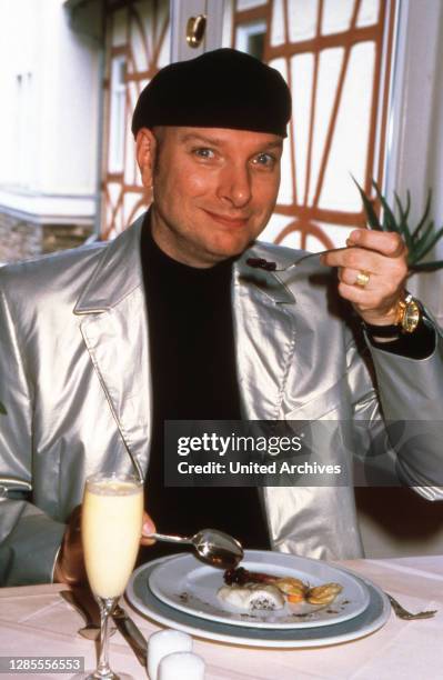 Ralph Morgenstern, deutscher Moderator , Schauspieler und Musiker, bei einer Vorspeise, Deutschland 1999.