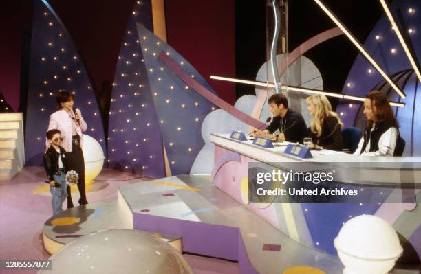 Mini Playback Show, Musikshow mit Moderatorin Marijke Amado, Deutschland 1994, Sendung vom 26. Dezember 1994. Prince, Tafkap, Jury: Jan Sosniok,...