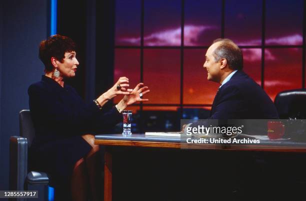 Nachtshow, Late-Night-Talkshow, Deutschland 1994 - 1995, Talkgast Erika Berger im Gespräch mit Moderator Thomas Koschwitz.
