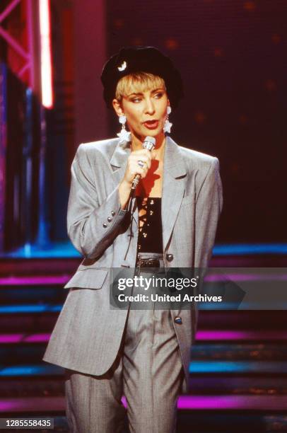 Deutsche Schlagerparade, Musiksendung, Deutschland 1992, Sendung vom 11. November 1992, Gaststar: Schlagersängerin Claudia Jung.