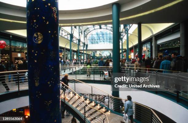Blick in das neu eröffnete CentrO Einkaufszentrum in Oberhausen, Deutschland 1996.