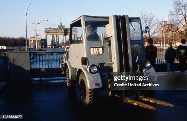 Berlin kurz nach dem Fall der Mauer, hier ein NVA-Gabelstapler vor dem Brandenburger Tor, Deutschland, Dezember 1989.