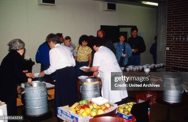 Direkt nach der Öffnung der Grenze der DDR treffen Flüchtlinge in einem überfüllten Zug aus Warschau im Bahnhof in Helmstedt am 2. Oktober 1989 ein...