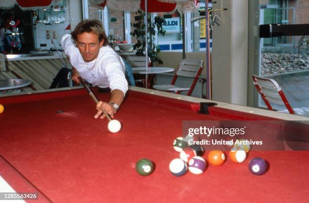 Egon Müller, deutscher Speedway Fahrer, entspannt zuhause in Rendsburg beim Poolbillard, Deutschland 1988.