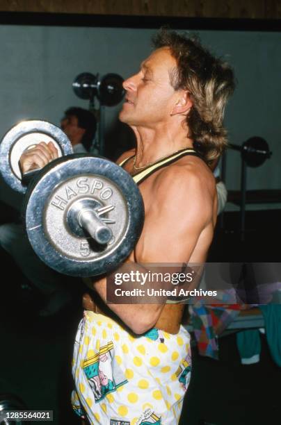 Egon Müller, deutscher Speedway Fahrer, beim Pumpen in seinem Trainingsraum in Rendsburg, Deutschland 1988.