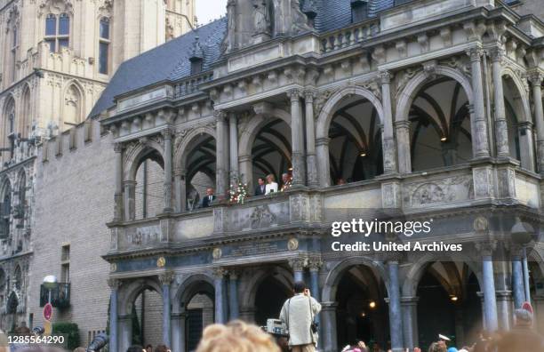 Prinz Charles und Prinzessin Diana beim Besuch in Deutschland 1987, hier winken die beiden mit Oberbürgermeister Norbert Burger vom Balkon vom...