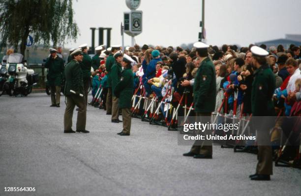 Prinz Charles und Prinzessin Diana beim Besuch in Deutschland 1987, hier: Absperrung durch die Polizei.