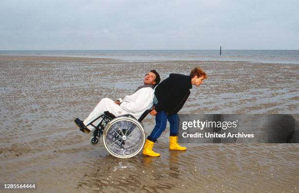 Thea und Nat, Deutschland 1992, Regie: Nina Grosse, Darsteller: Helmut Berger, Corinna Harfouch.