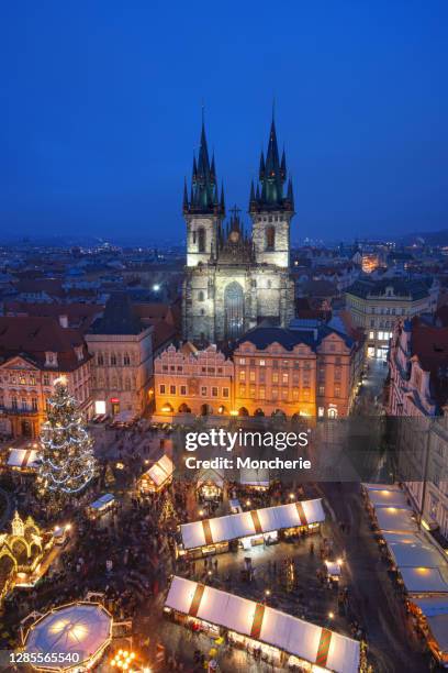 mercado de navidad del casco antiguo de praga - praga fotografías e imágenes de stock