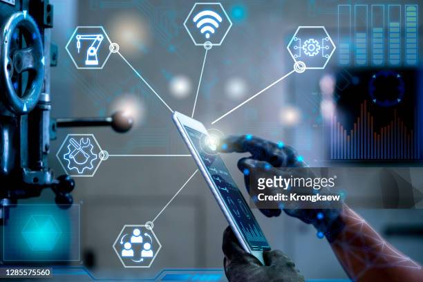 engineer control welding heavy automation - smart stock pictures, royalty-free photos & images