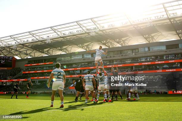 General view as the All Blacks wins a line-out ball during the 2020 Tri-Nations rugby match between the New Zealand All Blacks and the Argentina Los...