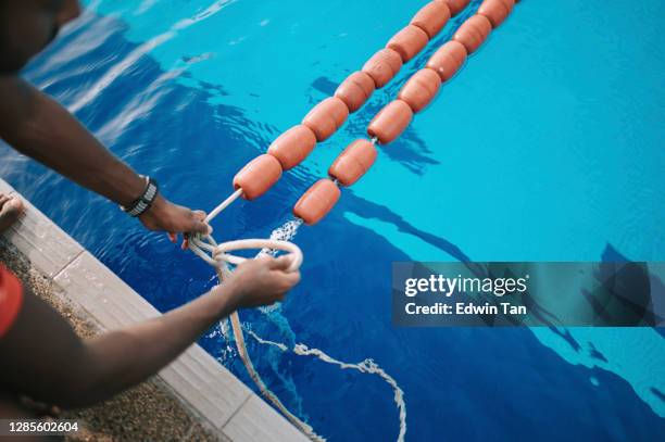 asiatiska indiska tränare binda upp simning lane markör - swimming lane marker bildbanksfoton och bilder