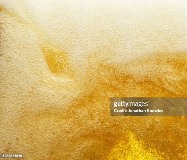 close up foamy beer - carbonation stockfoto's en -beelden