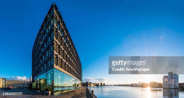 moderno edificio per uffici impennata nel cielo blu panorama copenaghen danimarca - copenhagen foto e immagini stock