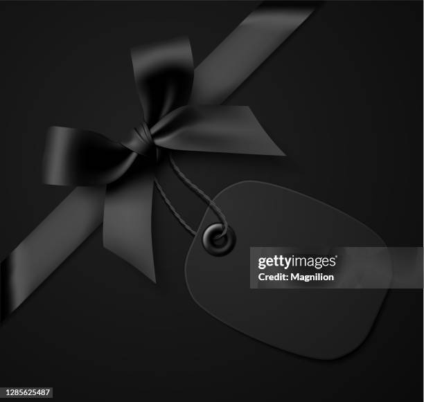 schwarze geschenkschleife mit schwarzem tag auf schwarzem hintergrund - gift box tag stock-grafiken, -clipart, -cartoons und -symbole