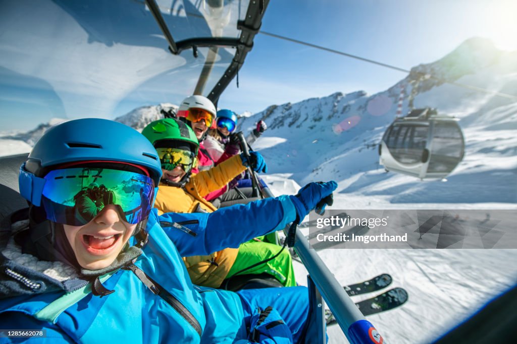 Familie beim Skifahren am sonnigen Wintertag