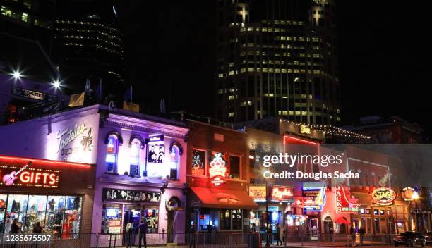 nashville honky tonk highway night life - nashville night stock pictures, royalty-free photos & images