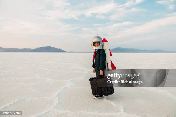 young business boy mit rocket - querdenker stock-fotos und bilder