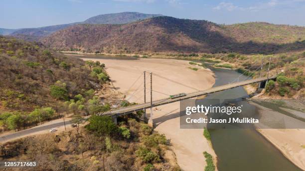luangwa brug - zambezi river stockfoto's en -beelden