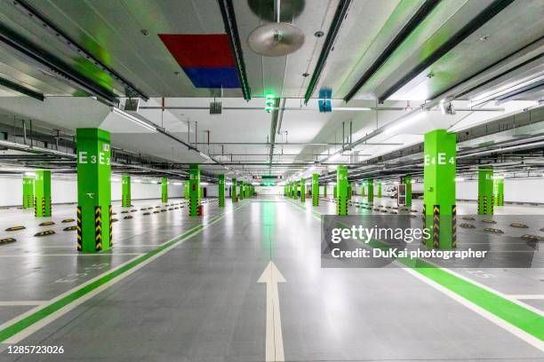 empty parking garage - 駐車標識 ストックフォトと画像