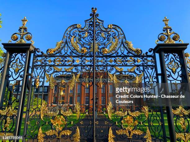 wrought iron and gilded gates of kensington palace in hyde park - palacio de kensington stock pictures, royalty-free photos & images