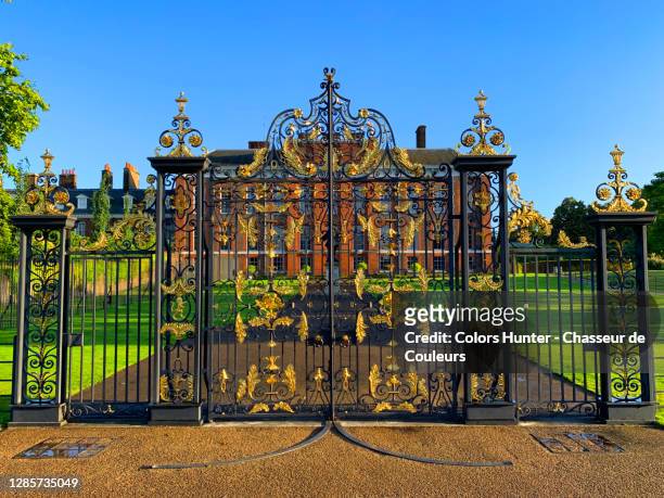 the wrought iron gates of kensington palace in hyde park - palacio de kensington stock pictures, royalty-free photos & images