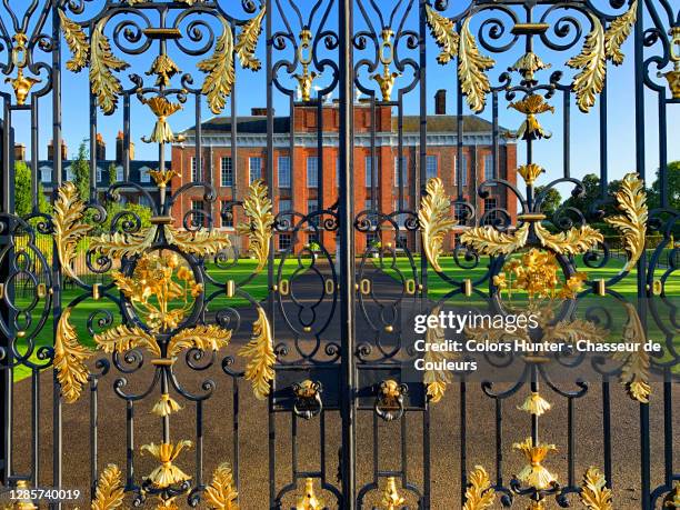 the gilded wrought iron gates of kensington palace in london - palacio de kensington stock pictures, royalty-free photos & images