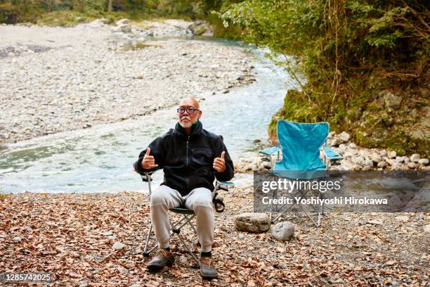 portrait of senior man - hand opsteken stockfoto's en -beelden