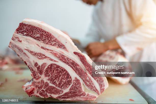 butcher process cutting ribeye wagyu beef in the slaughterhouse - carne de vaca wagyu fotografías e imágenes de stock