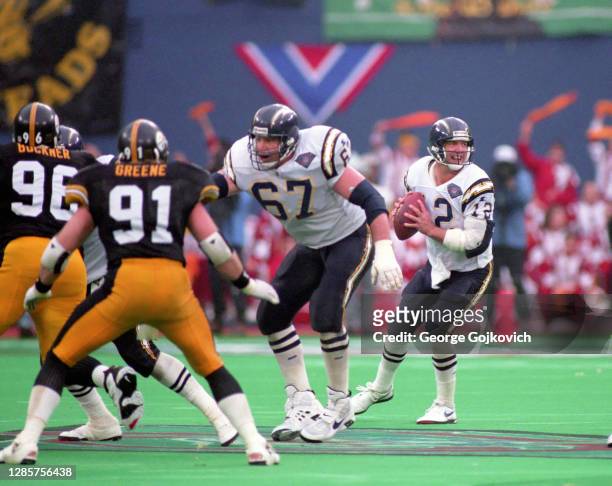 Offensive lineman Stan Brock of the San Diego Chargers blocks against defensive lineman Brentson Buckner and linebacker Kevin Greene of the...
