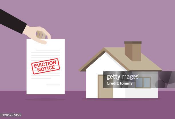 ilustraciones, imágenes clip art, dibujos animados e iconos de stock de casa con un documento de aviso de desalojo - propietario de vivienda para alquilar