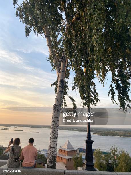 couple enjoying sunset on volga river - nizhny novgorod 個照片及圖片檔