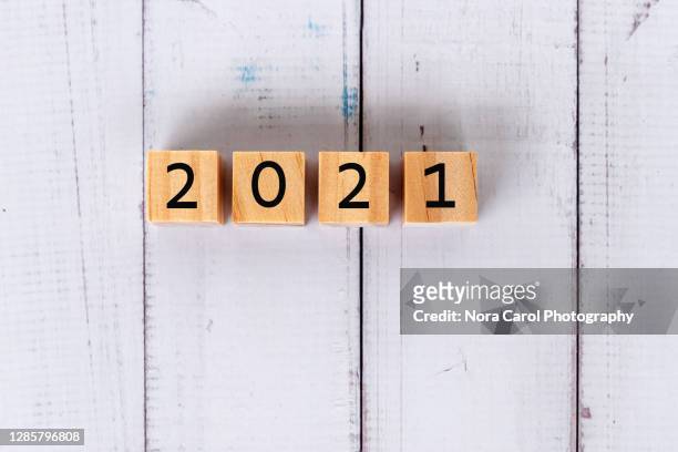2021 number on wood blocks - 2021 stockfoto's en -beelden