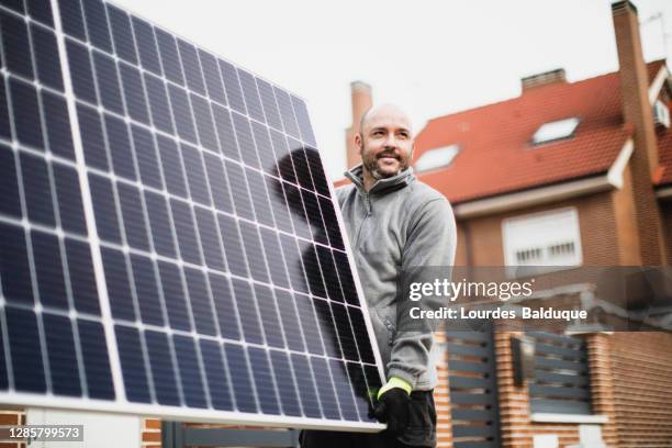 construction worker installing solar panels - installing stock-fotos und bilder