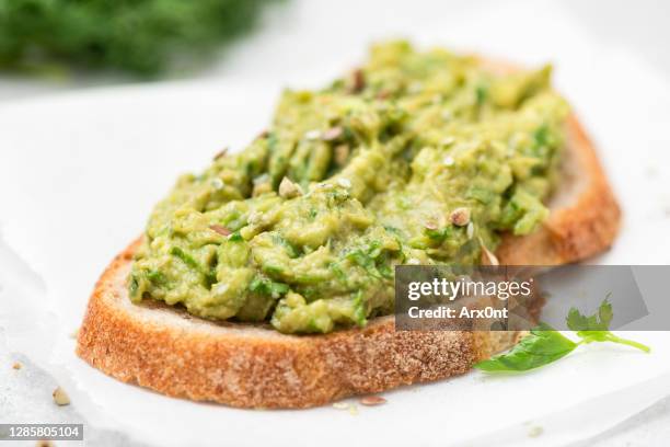 toast with mashed avocado - avocato oil fotografías e imágenes de stock