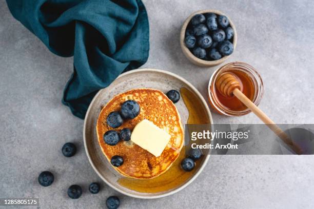 pancakes with honey, butter and blueberries - maple syrup pancakes - fotografias e filmes do acervo