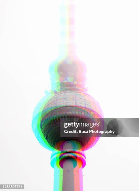 anaglyph image of top of the berlin tv tower (fernsehturm) in fog. berlin, germany - sphère 3d photos et images de collection