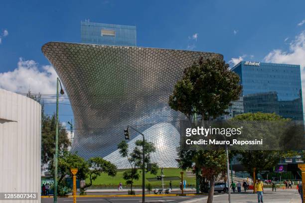 people walking next to the soumaya building at plaza carso museum in mexico city, mexico. - museo soumaya stock pictures, royalty-free photos & images