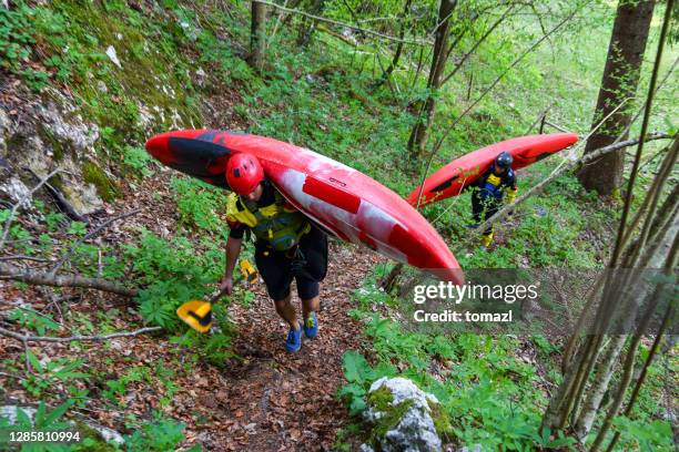 bär kajak till ett flodvattenfall - canyoning bildbanksfoton och bilder