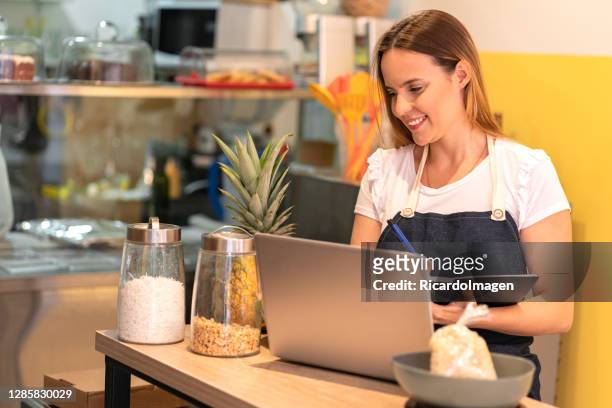 women taking order from a computer in a restaurant - small placard stock pictures, royalty-free photos & images