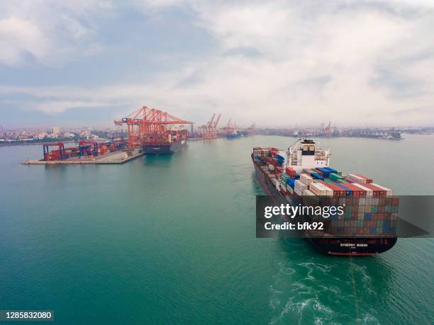 luftaufnahme des containerschiffs. - hamburger hafen stock-fotos und bilder