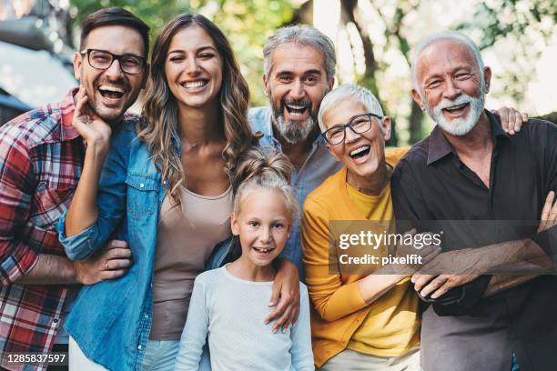 familia feliz - grupo mediano de personas fotografías e imágenes de stock
