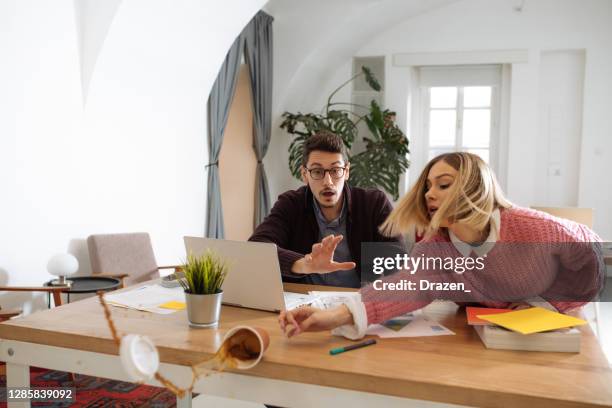 de zakenman en zijn collega morsten koffie in bureau - knoeien stockfoto's en -beelden