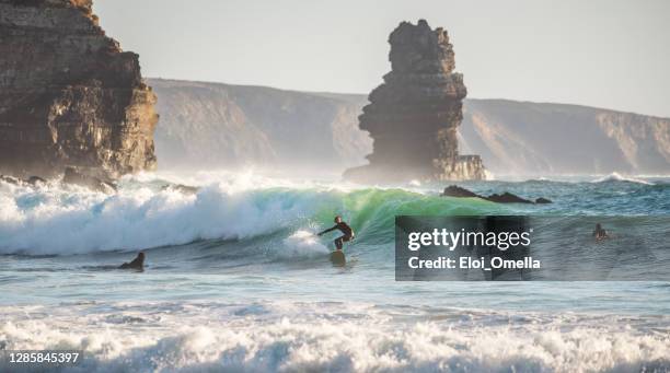 surfen am strand praia d'arrifana, surfparadies an der algarve, portugal - surf tube stock-fotos und bilder