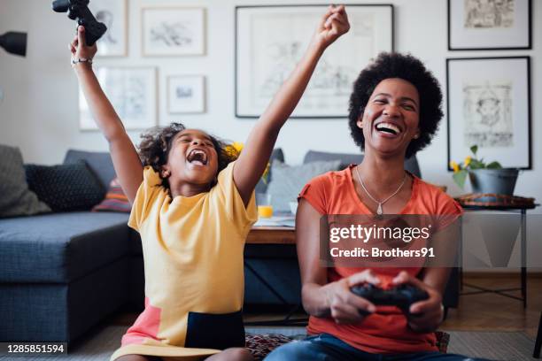 african american mother and daughter having fun at home - dama game imagens e fotografias de stock