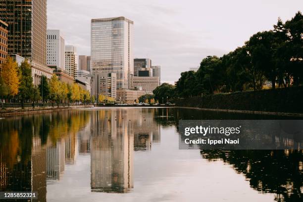 tokyo cityscape with moat at dusk in autumn - yurakucho stock pictures, royalty-free photos & images