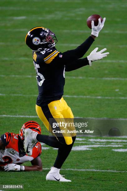 Eric Ebron of the Pittsburgh Steelers makes a catch against the Cincinnati Bengals during their NFL game at Heinz Field on November 15, 2020 in...