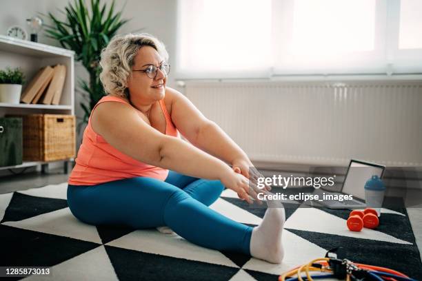 few more weeks - plus size yoga stock pictures, royalty-free photos & images