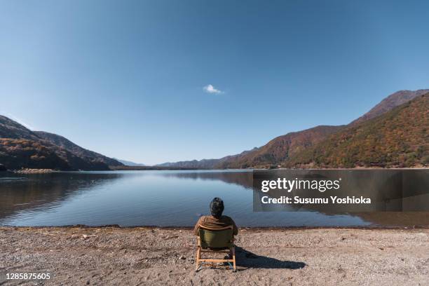 a group of seniors car camping by the lake. - koshin'etsu region photos et images de collection