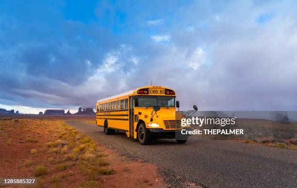 autobus scolaire conduisant sur monument vallée arizona usa - bus scolaire photos et images de collection